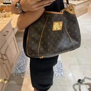 Louis Vuitton
Monogram Galliera PM.